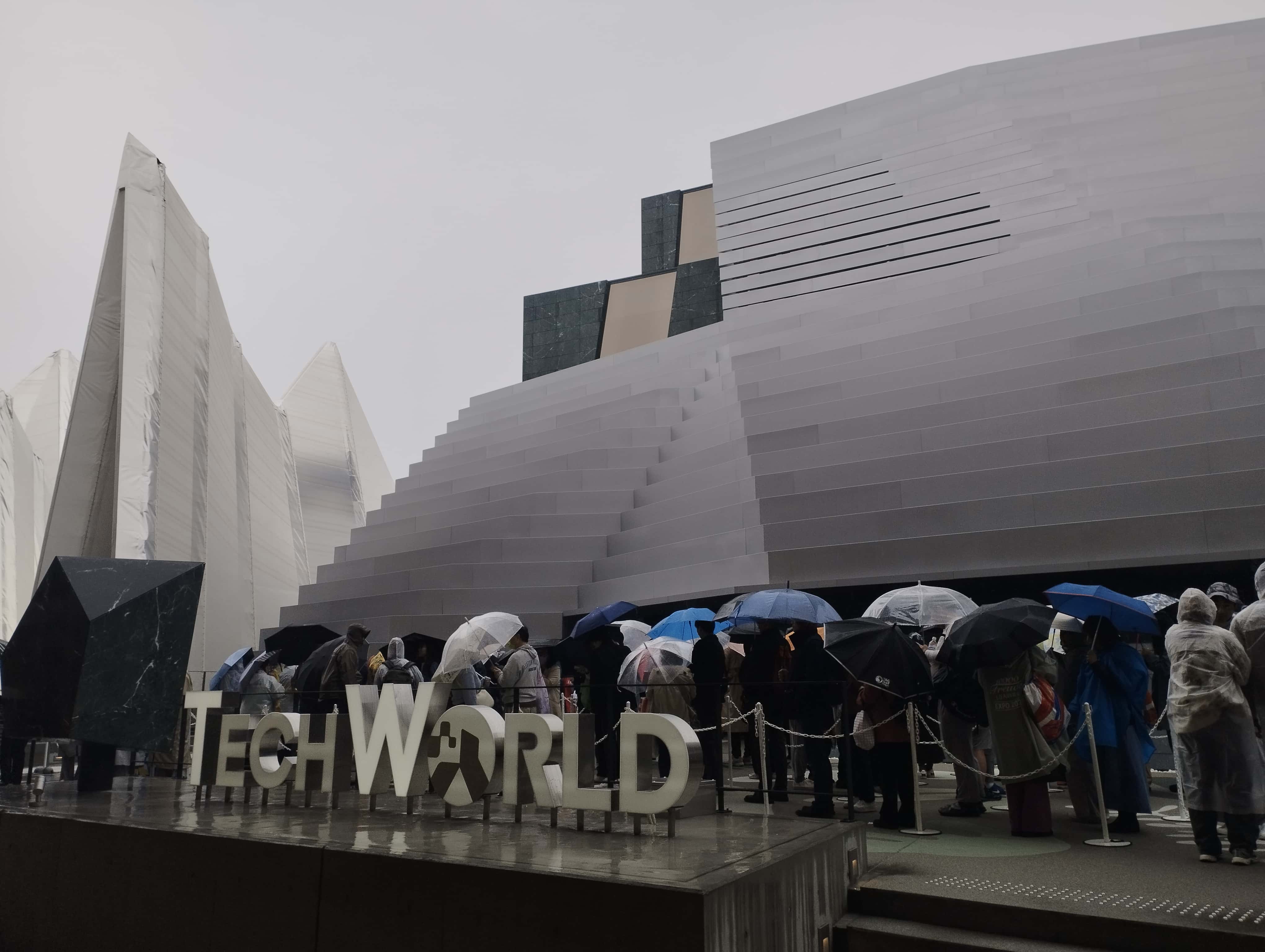 雨の日のテックワールド