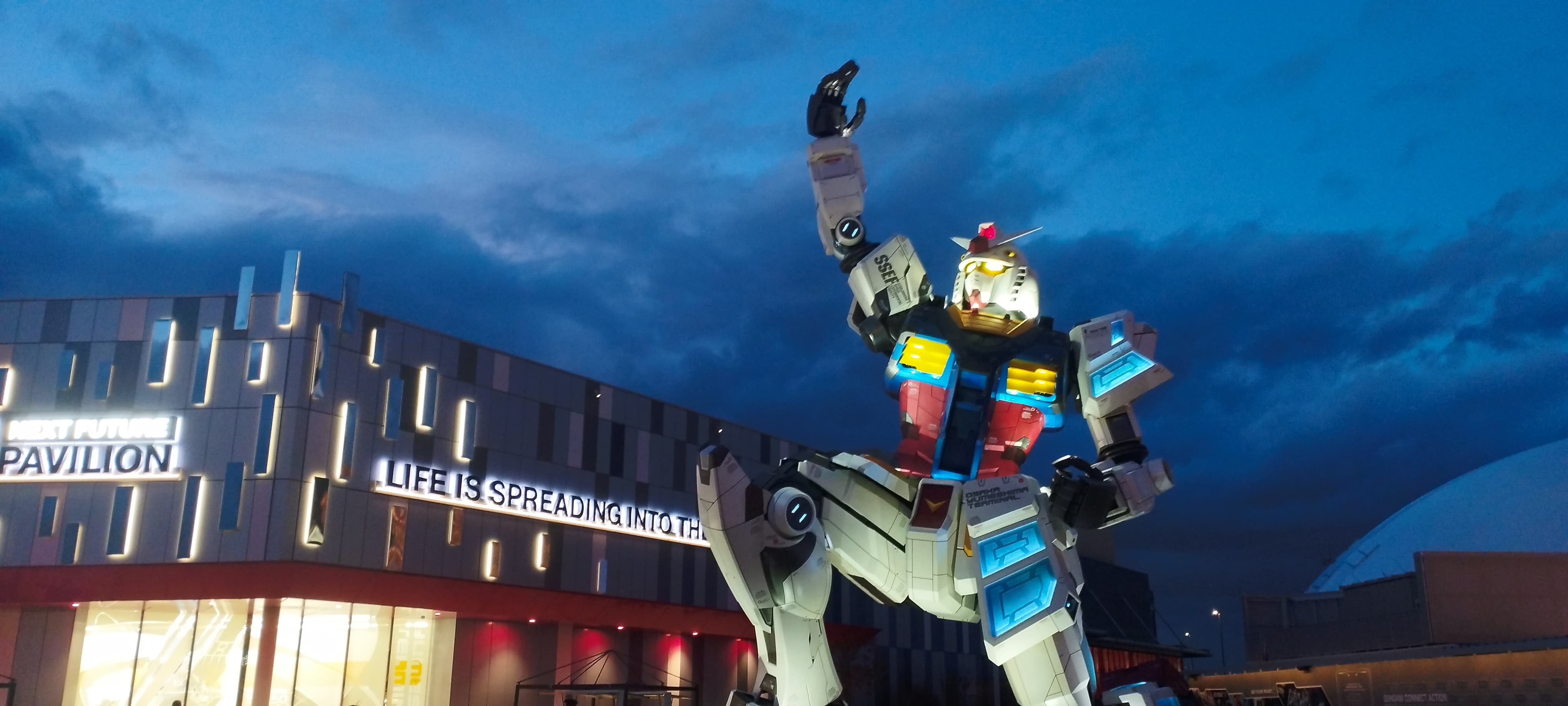 ライトアップされたガンダムパビリオン