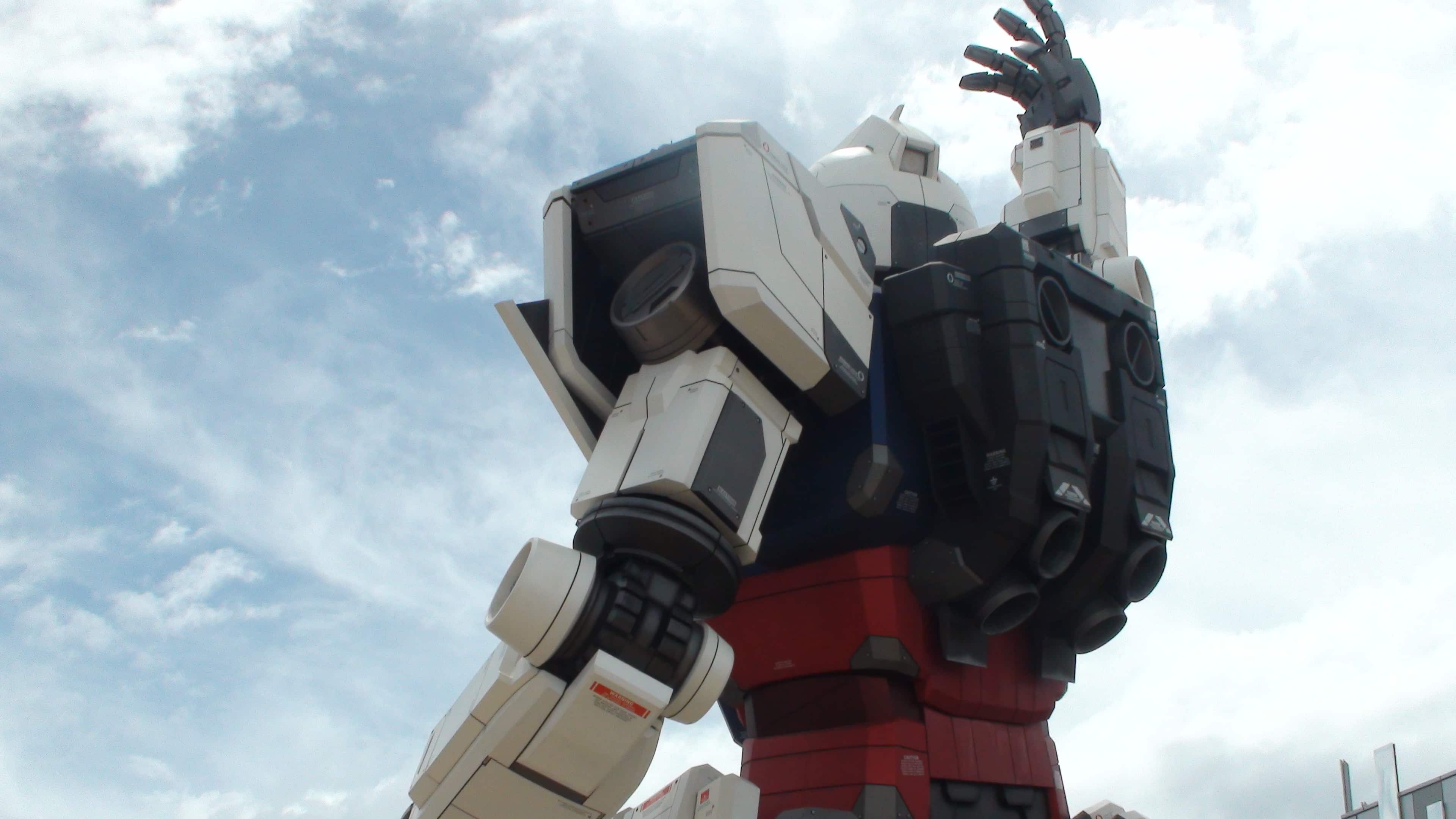右手を伸ばしたガンダム