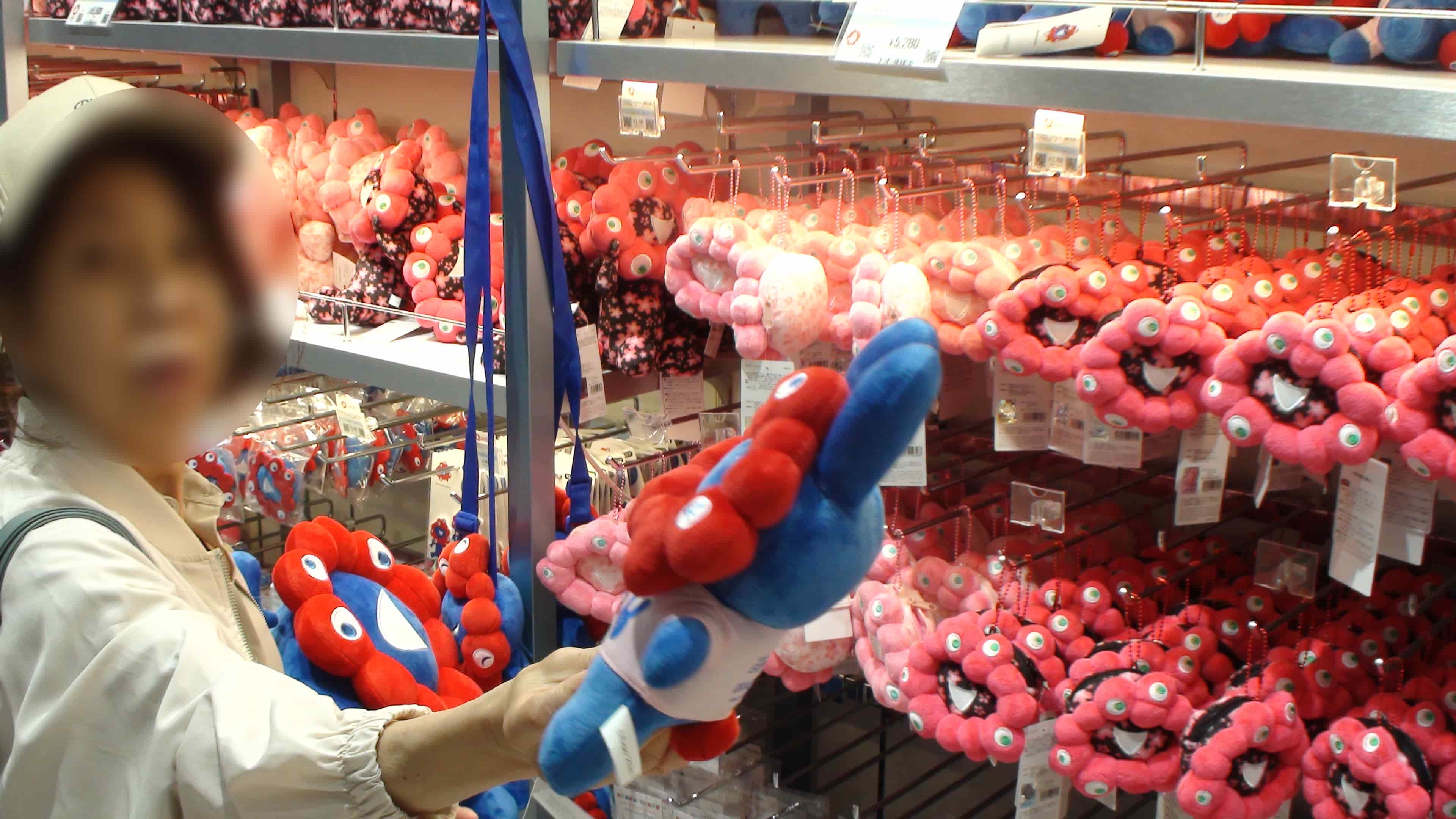 ミャクミャクグッズを買う私