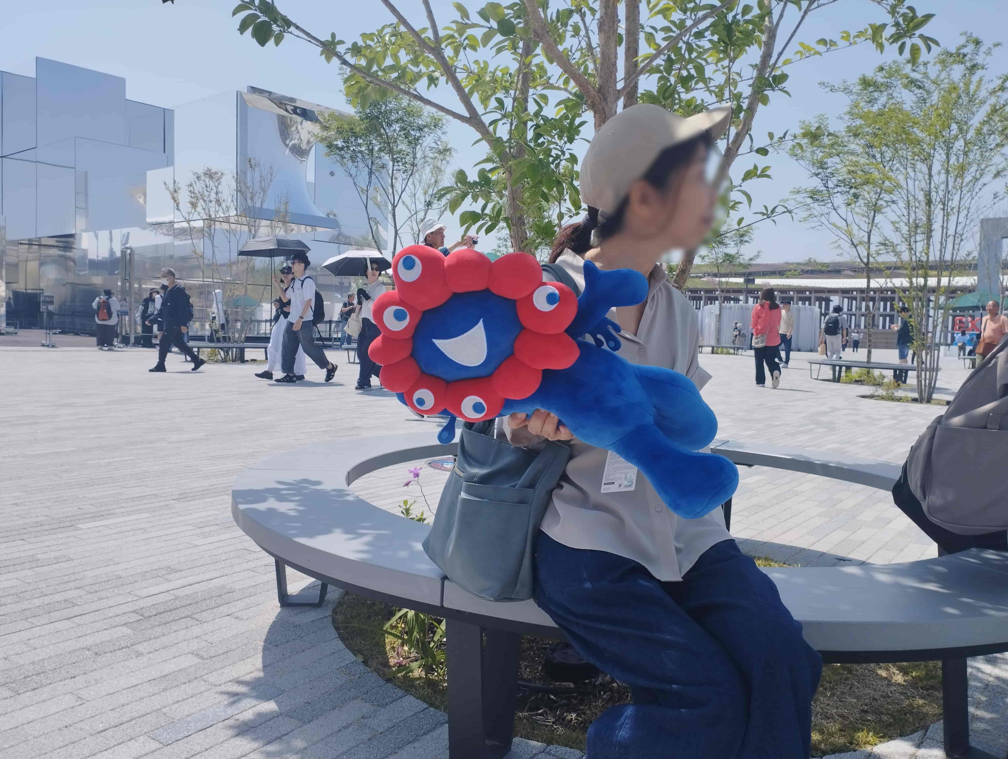 2等のミャクミャクくじを持つ筆者