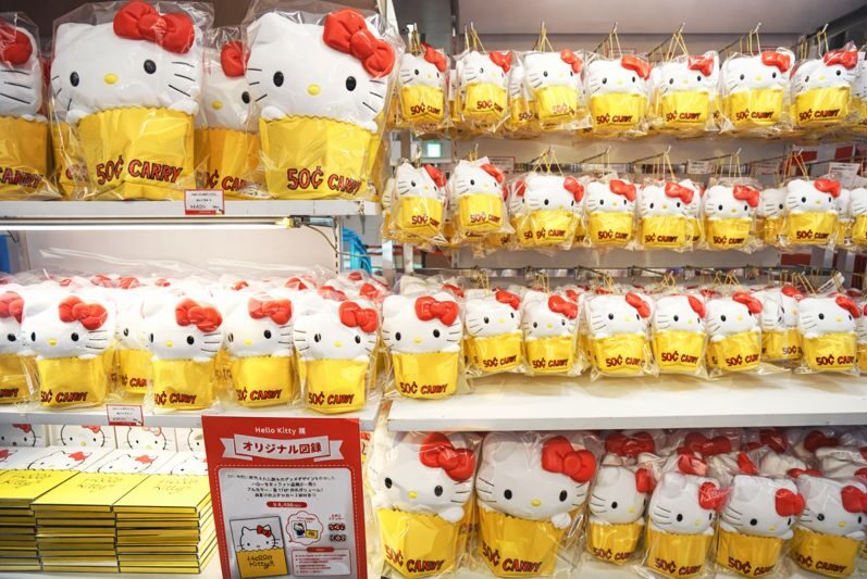 ハローキティ50周年記念グッズ、公式ショップの商品ディスプレイ