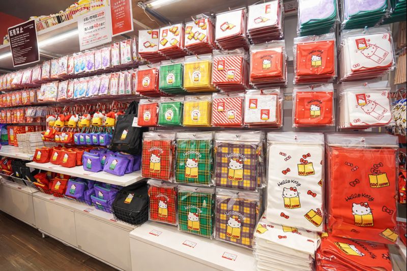 ハローキティのハンカチ商品、公式ショップの展示イメージ