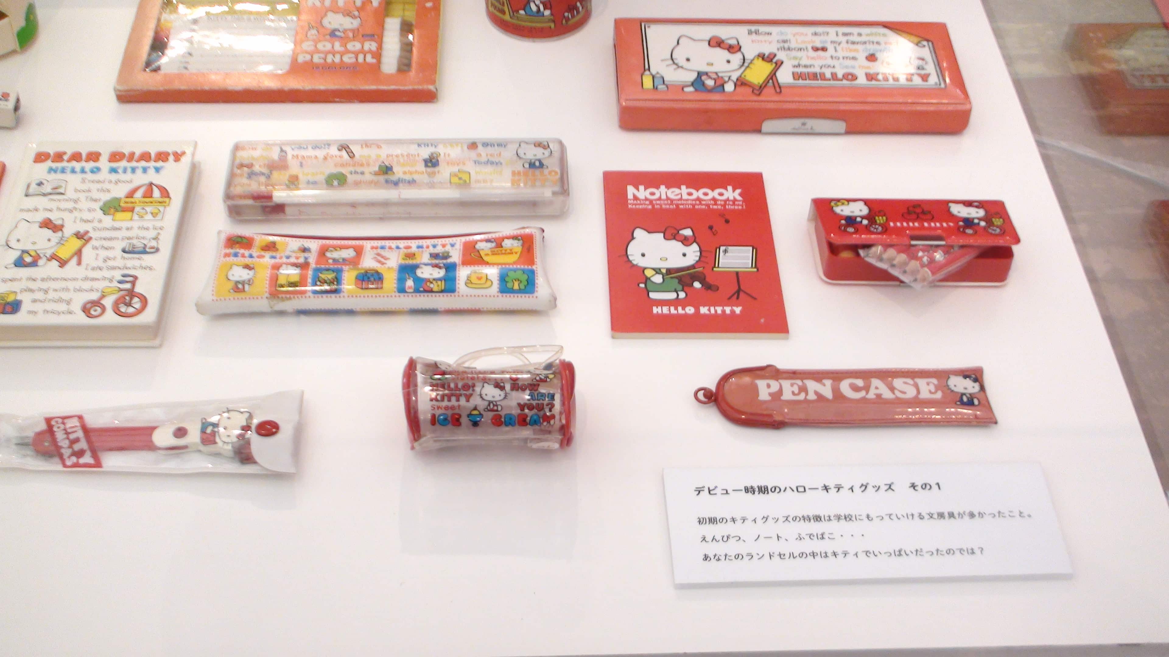赤チェック柄のハローキティペンケース、1970-80年代の人気文房具