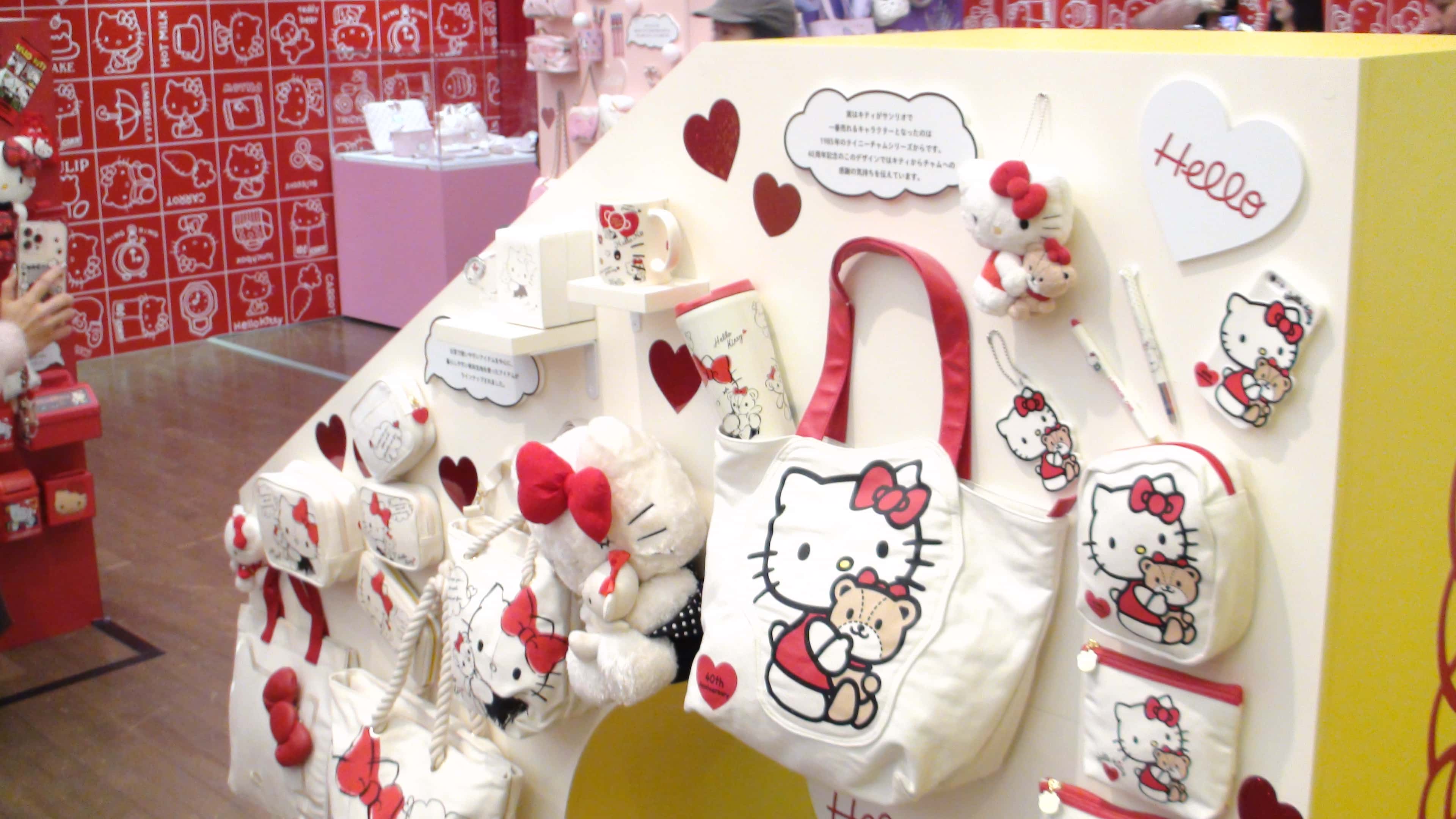 第2章に展示されたタイニーチャムキティ、ファッションアイテム