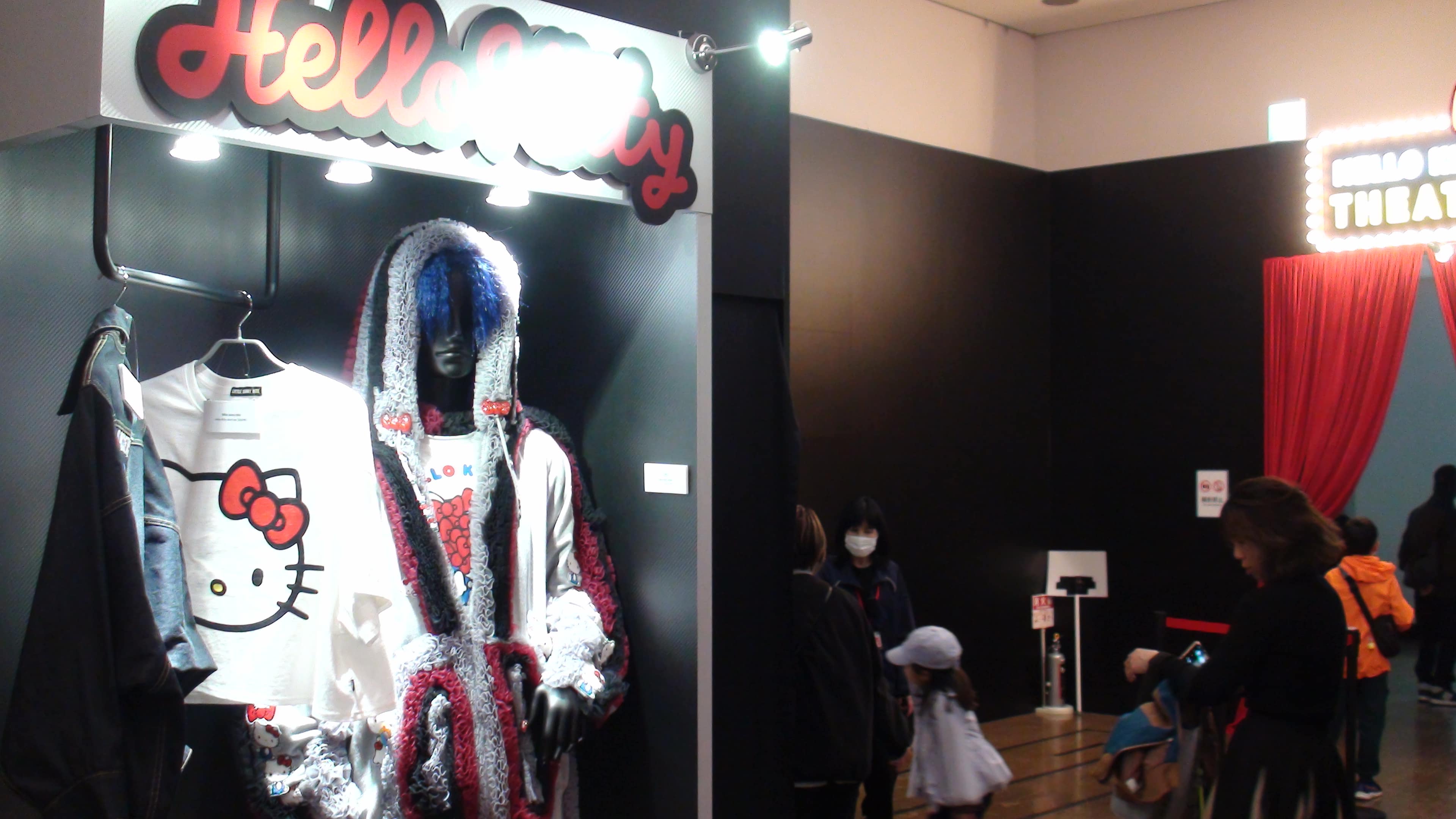 大人向けの洗練されたハローキティ展示、シックな演出