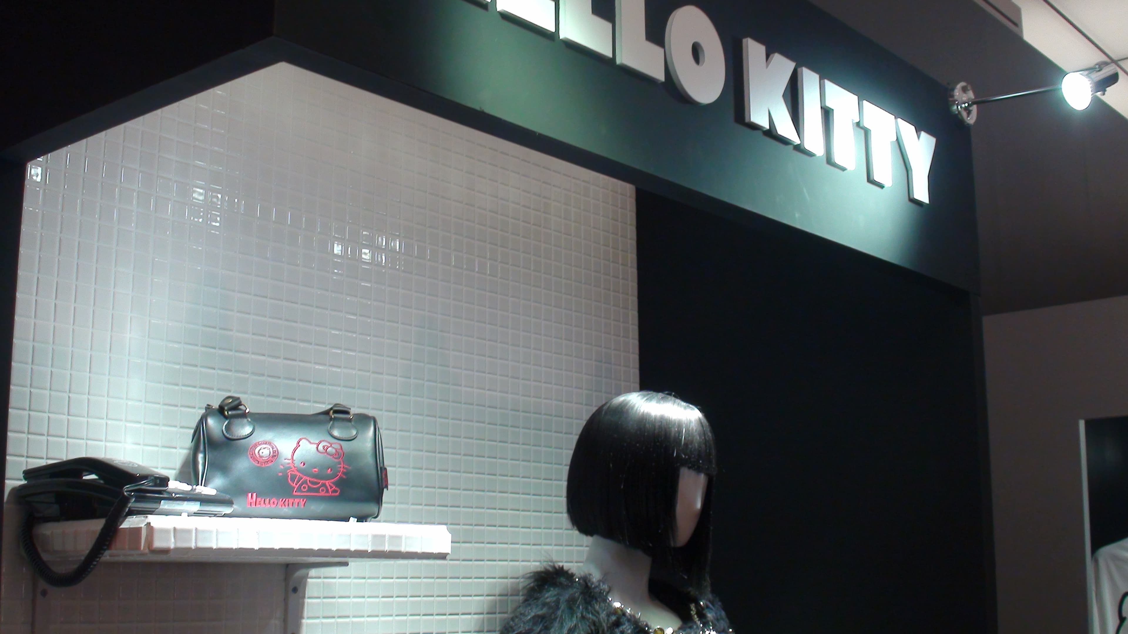 シックなたたずまいのハローキティキャラクター展示